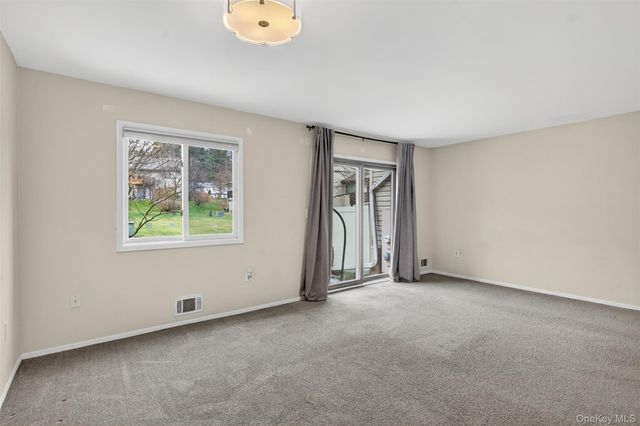 8 Knightsbridge A, Poughkeepsie, NY 12603