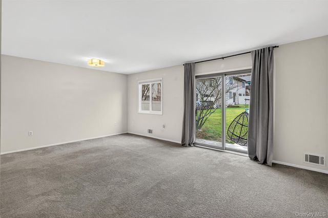 8 Knightsbridge A, Poughkeepsie, NY 12603