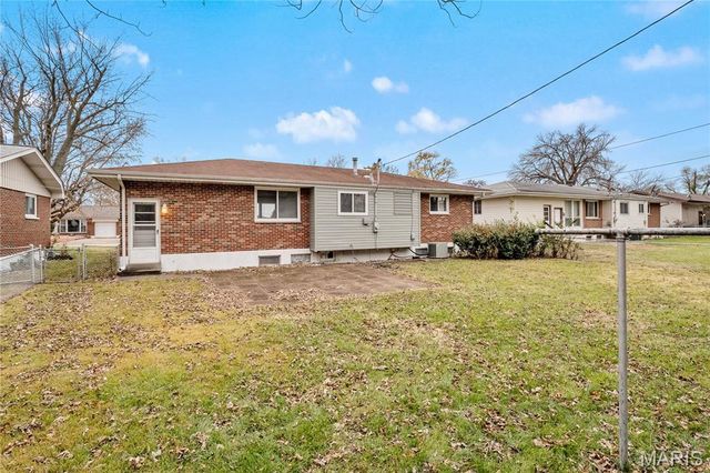 7 Flamingo Drive, Hazelwood, MO 63042