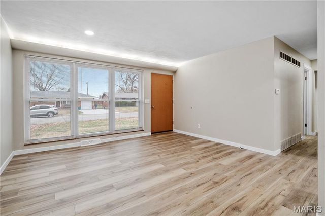 7 Flamingo Drive, Hazelwood, MO 63042