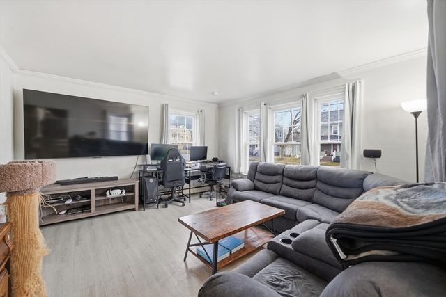 18 E Cleveland St, Greenfield, MA 01301