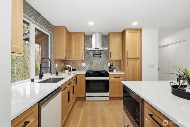 10500 NE 136th Place, Kirkland, WA 98034