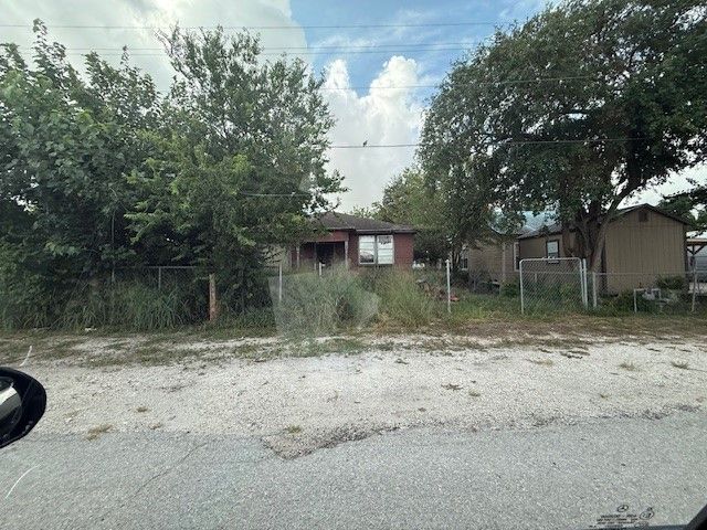 905 Marigold St, Mathis, TX 78368