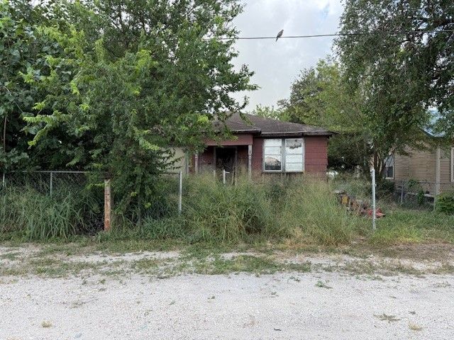 905 Marigold St, Mathis, TX 78368