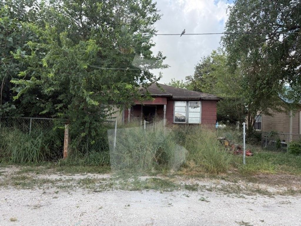 905 Marigold St, Mathis, TX 78368