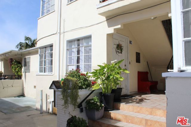 122 S Berendo Street, Los Angeles, CA 90004