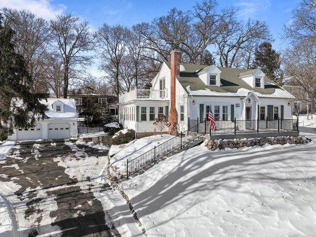 1076 Shabbona DRIVE, Fontana, WI 53125