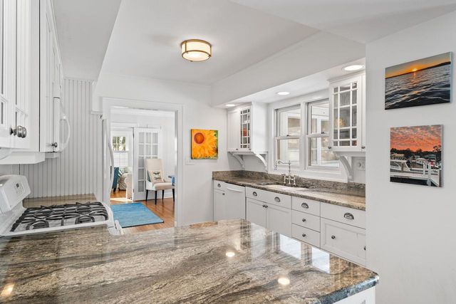 1076 Shabbona DRIVE, Fontana, WI 53125