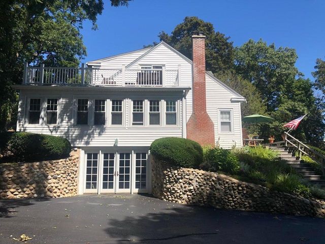 1076 Shabbona DRIVE, Fontana, WI 53125