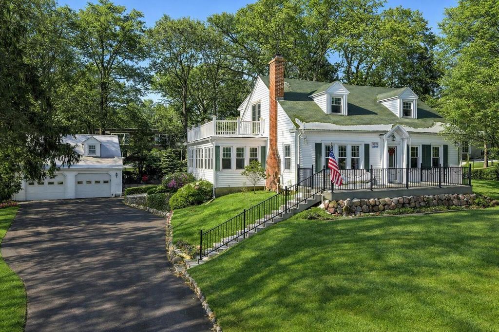 1076 Shabbona DRIVE, Fontana, WI 53125