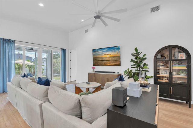 5451 2ND AVENUE S, St Petersburg, FL 33707