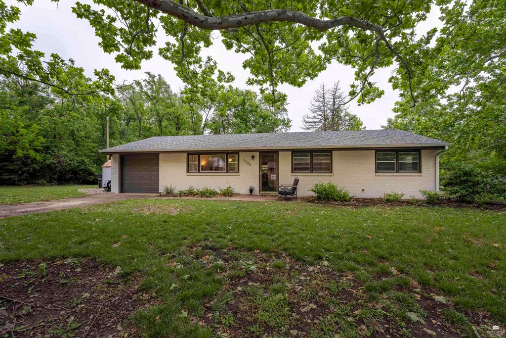1700 Kenmar Drive, Manhattan, KS 66502