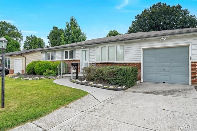 922 Vegas Drive, St Louis, MO 63125
