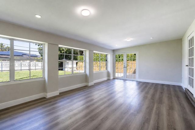 395 W 39th Pl, Hialeah, FL 33012