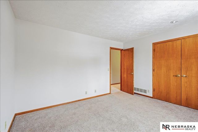 501 Kent Drive, Papillion, NE 68046