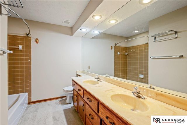 501 Kent Drive, Papillion, NE 68046