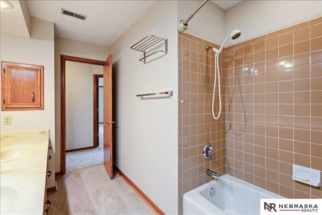 501 Kent Drive, Papillion, NE 68046