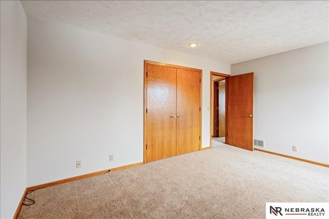 501 Kent Drive, Papillion, NE 68046