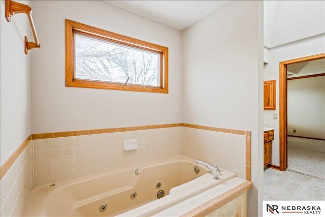 501 Kent Drive, Papillion, NE 68046