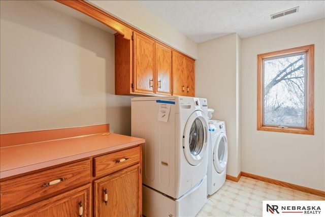 501 Kent Drive, Papillion, NE 68046