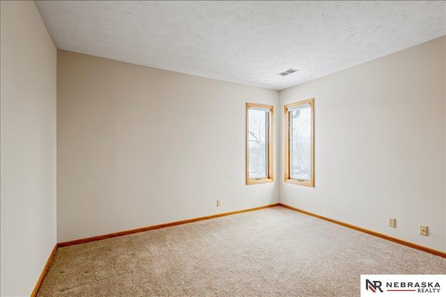 501 Kent Drive, Papillion, NE 68046