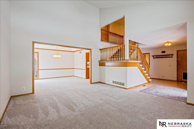 501 Kent Drive, Papillion, NE 68046