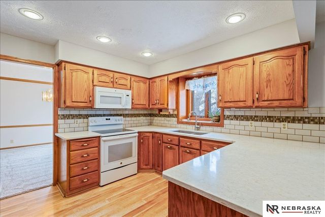 501 Kent Drive, Papillion, NE 68046