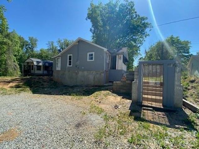 2112 Harpertown Circle, Lenoir, NC 28645