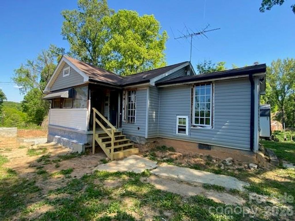 2112 Harpertown Circle, Lenoir, NC 28645