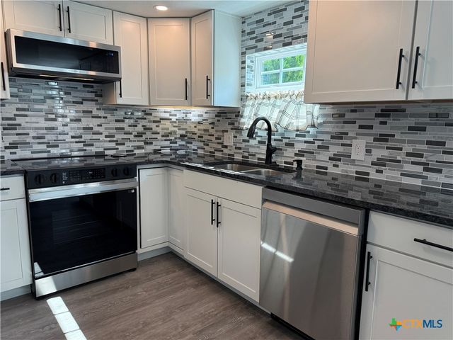 8 Marshall Road, Port Lavaca, TX 77979