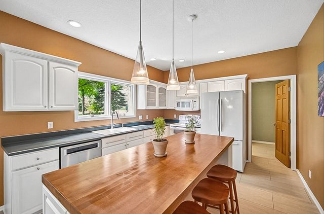 6035 Nottingham Drive, Johnston, IA 50131