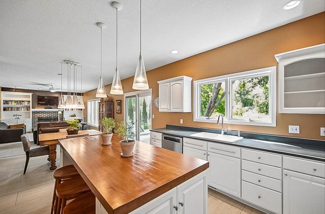 6035 Nottingham Drive, Johnston, IA 50131