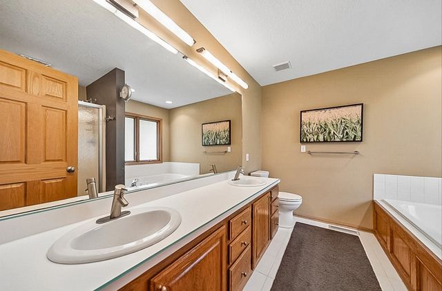 6035 Nottingham Drive, Johnston, IA 50131
