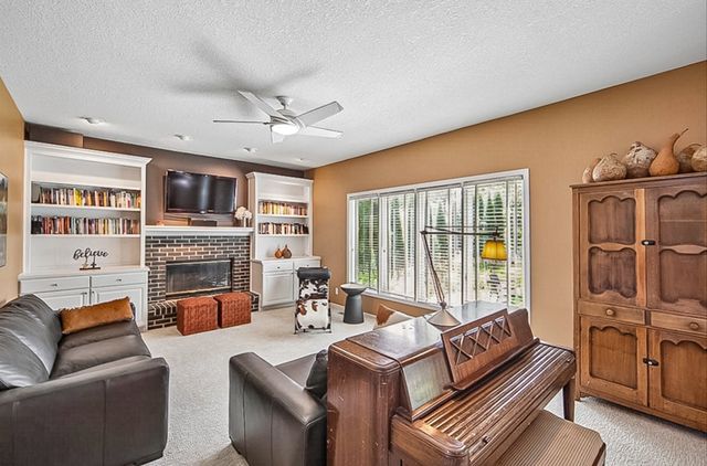 6035 Nottingham Drive, Johnston, IA 50131
