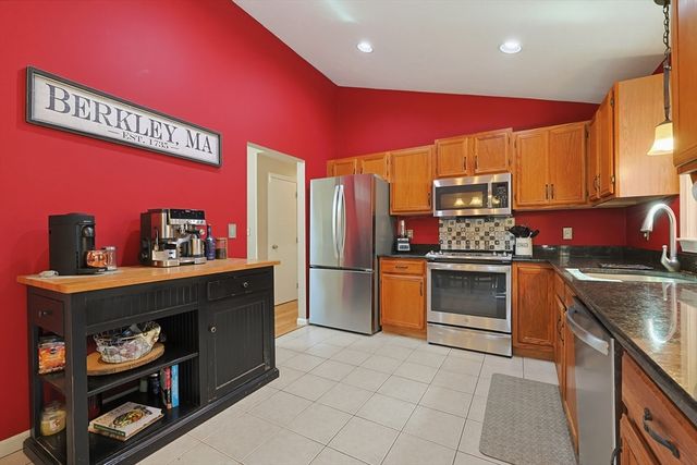 29 Tide Meadows Dr, Berkley, MA 02779