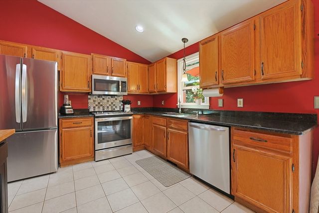 29 Tide Meadows Dr, Berkley, MA 02779