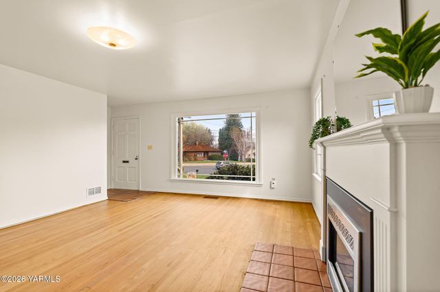 3102 Summitview Ave, Yakima, WA 98902