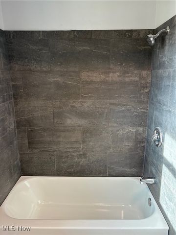 4135 Leavitt Drive NW, Warren, OH 44485