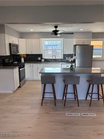 4135 Leavitt Drive NW, Warren, OH 44485