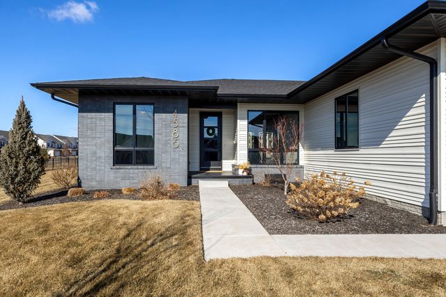 4586 Lakeside Drive, Bettendorf, IA 52722