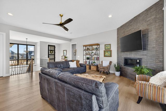 4586 Lakeside Drive, Bettendorf, IA 52722