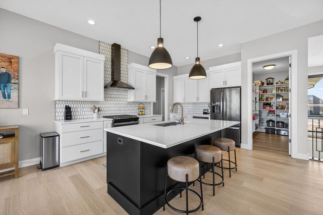 4586 Lakeside Drive, Bettendorf, IA 52722