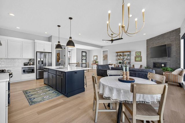 4586 Lakeside Drive, Bettendorf, IA 52722