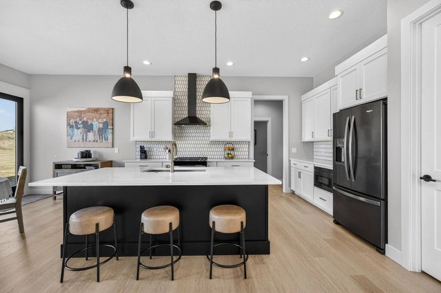 4586 Lakeside Drive, Bettendorf, IA 52722