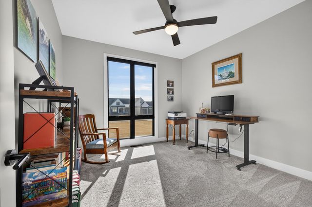 4586 Lakeside Drive, Bettendorf, IA 52722