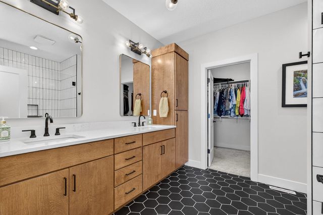 4586 Lakeside Drive, Bettendorf, IA 52722