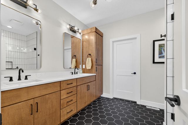 4586 Lakeside Drive, Bettendorf, IA 52722