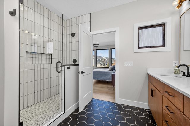 4586 Lakeside Drive, Bettendorf, IA 52722