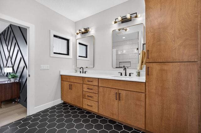 4586 Lakeside Drive, Bettendorf, IA 52722