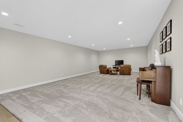 4586 Lakeside Drive, Bettendorf, IA 52722